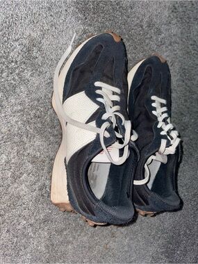Women's Bkack and White Athletic Sneakers New Balance